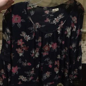 Floral bell sleeved Hollister top